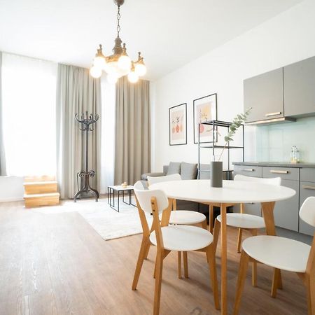Spacious Apartment With Huge Shared Terrace And Grill Located Between City Centre And Donau River Wien Exteriör bild