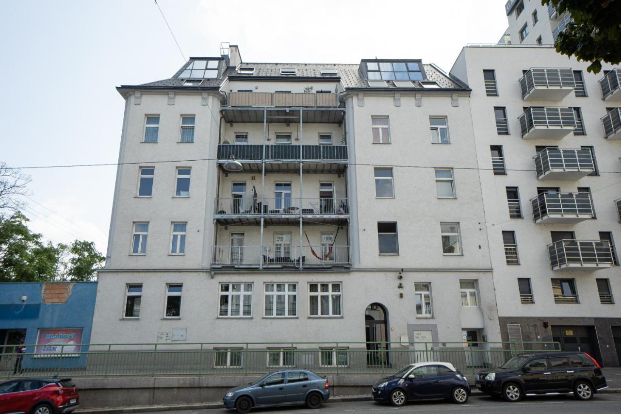 Spacious Apartment With Huge Shared Terrace And Grill Located Between City Centre And Donau River Wien Exteriör bild