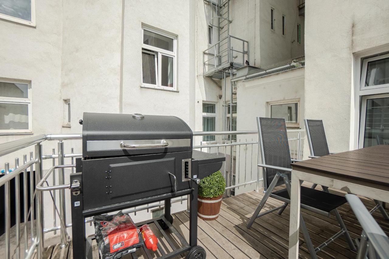 Spacious Apartment With Huge Shared Terrace And Grill Located Between City Centre And Donau River Wien Exteriör bild