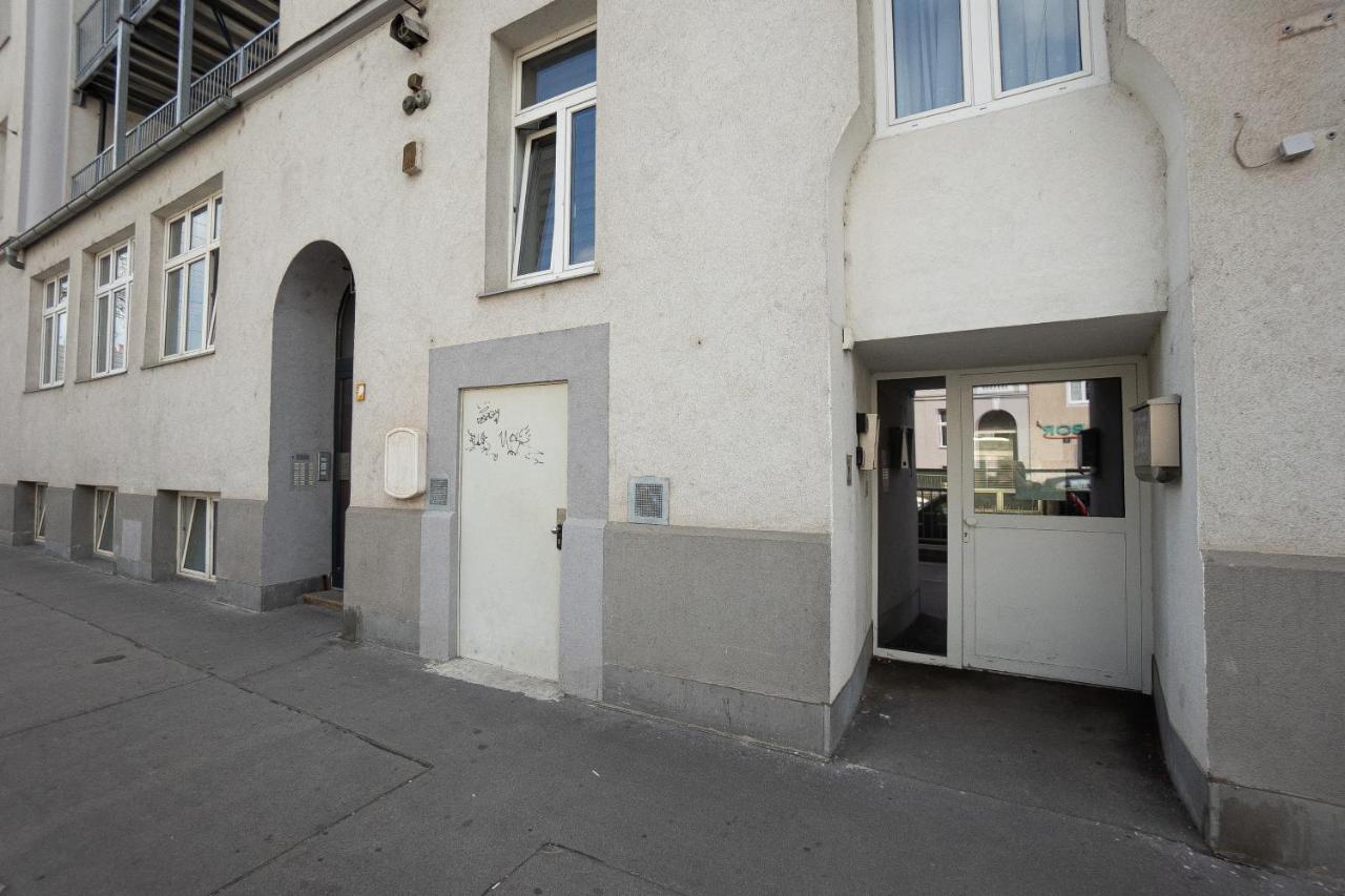 Spacious Apartment With Huge Shared Terrace And Grill Located Between City Centre And Donau River Wien Exteriör bild
